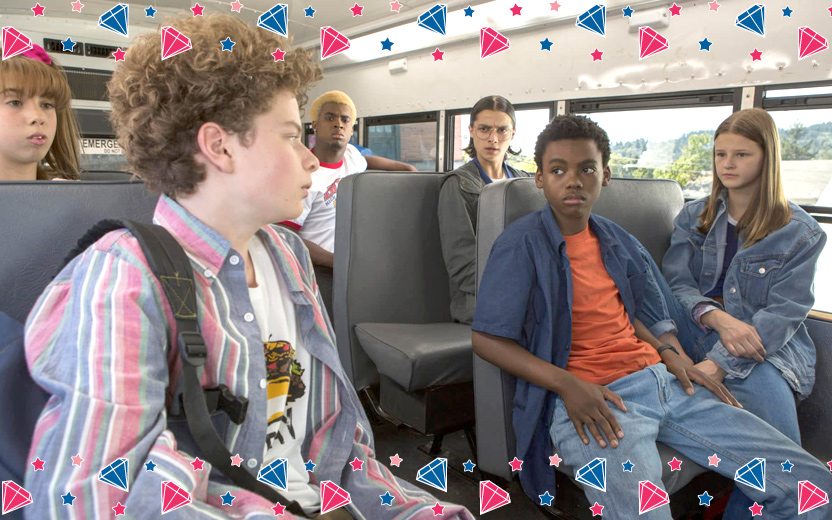 Elenco da série da Netflix em ônibus escolar