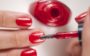 Pintando a unha de vermelho
