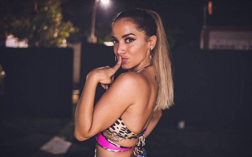 Anitta canta Enseñame do RBD