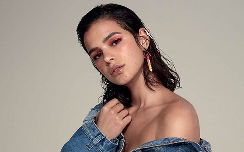 Bruna Marquezine usa macacão transparente