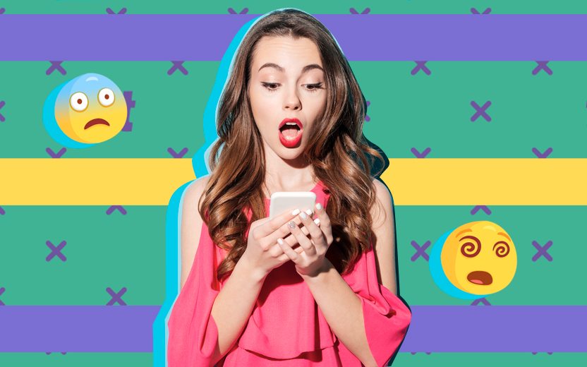 Menina conversando ao celular via mensagem