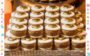 doces com detalhes dourados