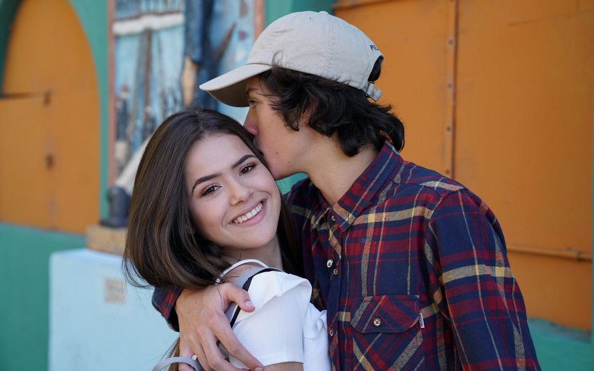 Maisa Silva e Nicholas Arashiro abraçados
