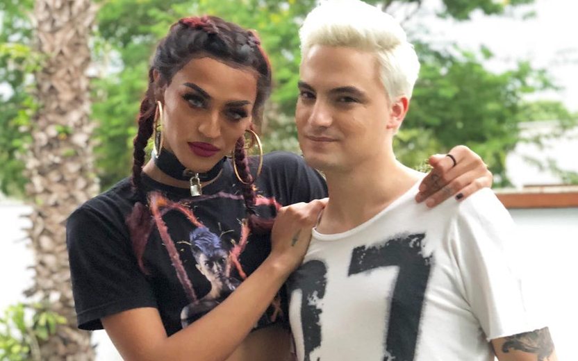 Pabllo Vittar e Felipe Neto abraçados
