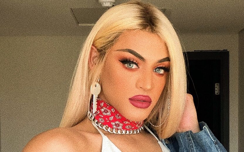 Pabllo Vittar se fantasia de Mia. Pabllo Vittar cantando hits