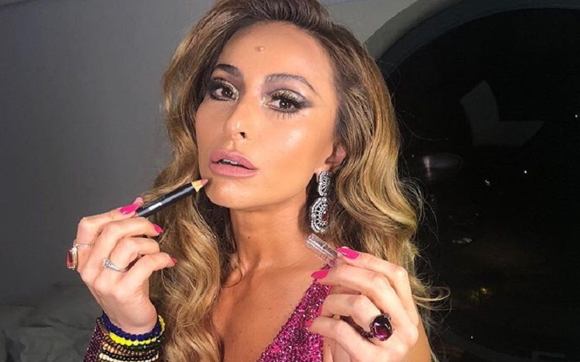 sabrina sato passando lápis labial com fantasia de glitter
