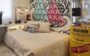quarto com cama arrumada
