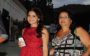 Ariel Winter andando de mãos dadas com sua mãe