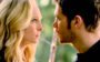Caroline e Klaus se olhando