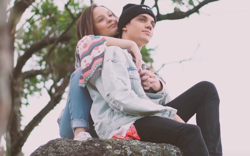 Leo Cidade lança clipe com participação de Larissa Manoela
