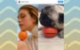 Reprodução da pose de Marina Ruy Barbosa segurando laranja com queixo