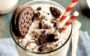 Milk-shake de oreo com calda de chocolate