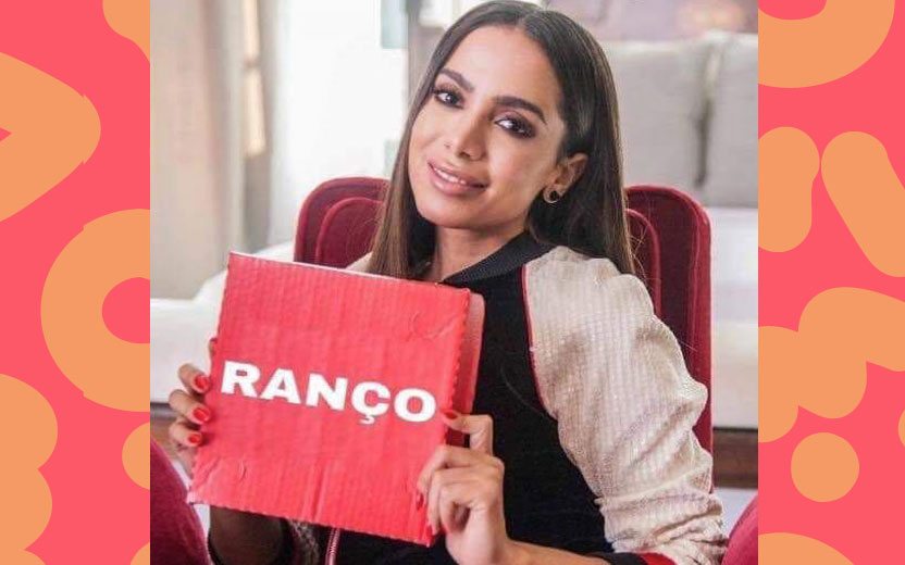 Pega ranço fácil: Anitta com plaquinha de "ranço" na mão