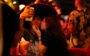 Atores de Malhação são vistos aos beijos em restaurante