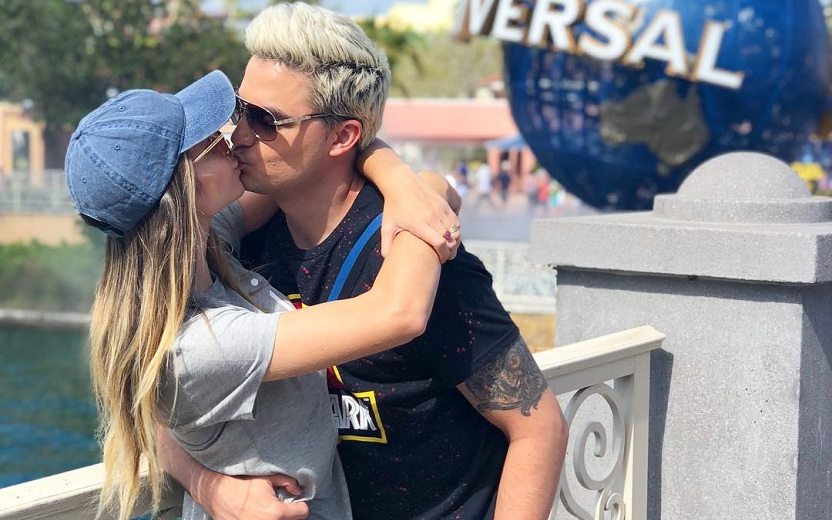 Bruna Gomes e Felipe Neto se beijando abraçados em parque da Disney