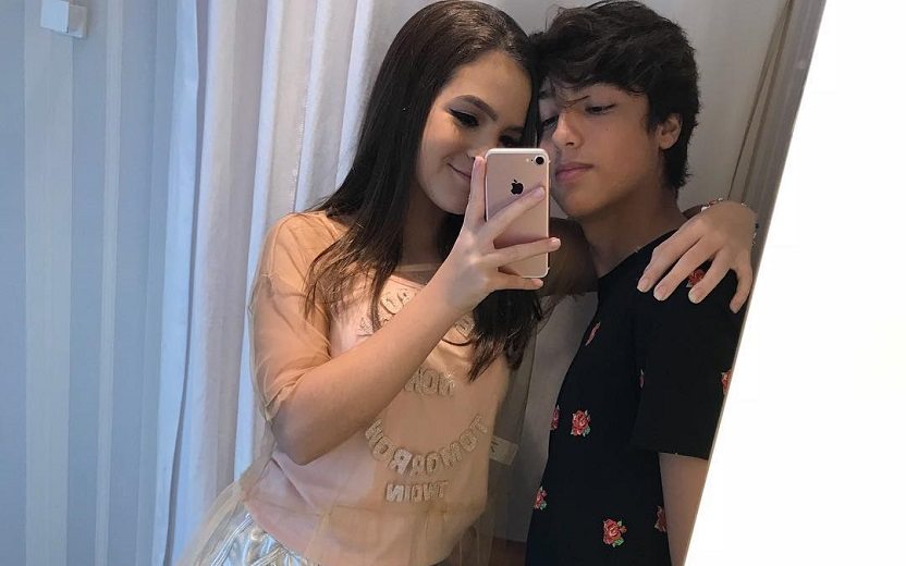 Mel Maia ganhou anel de compromisso do namorado