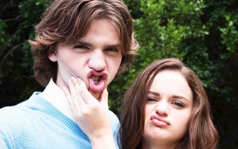 Joey King e Joel Courtney surgem super fofos (e falando português) em novo vídeo da Netflix