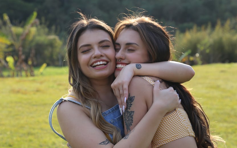 Carol e Vitoria lançam clipe sobre relacionamento abusivo; confira uma entrevista com elas!