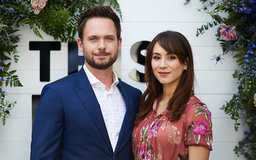 Troian Bellisario está grávida de Patrick J. Adams, com quem é casada