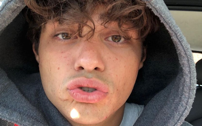 Noah Centineo beija meninos