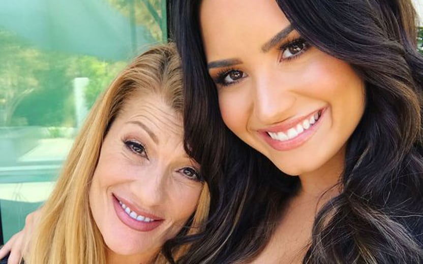 mãe de demi lovato