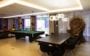 Sala de jogos com luminárias