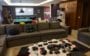 Sala com sofá e mesa com controles