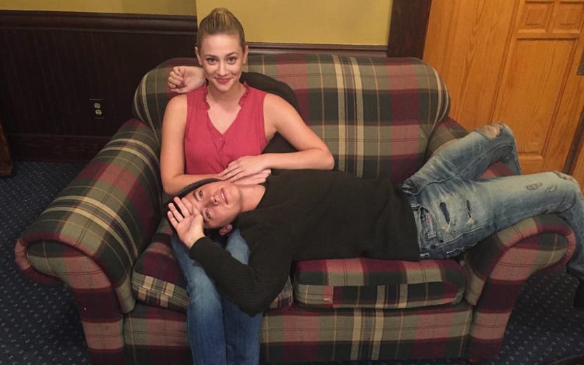 Lili Reinhart defende Shannon Puser
