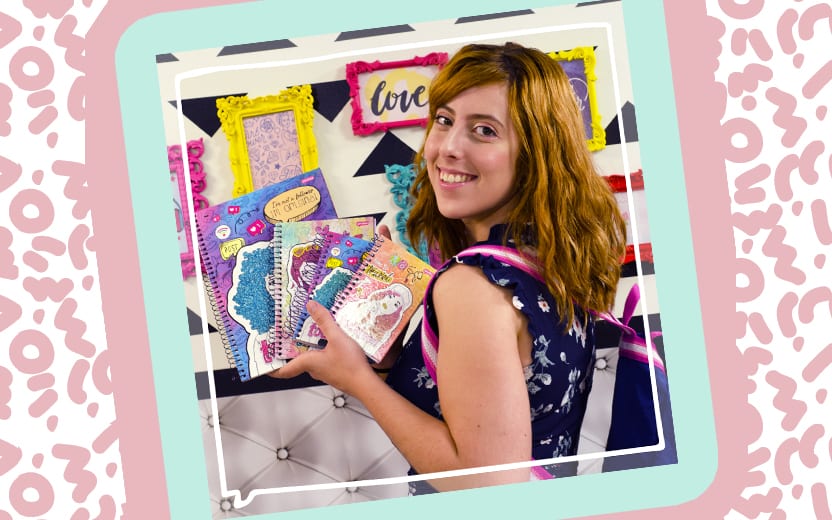 Menina ruiva segurando a nova linha de material escolar da todateen