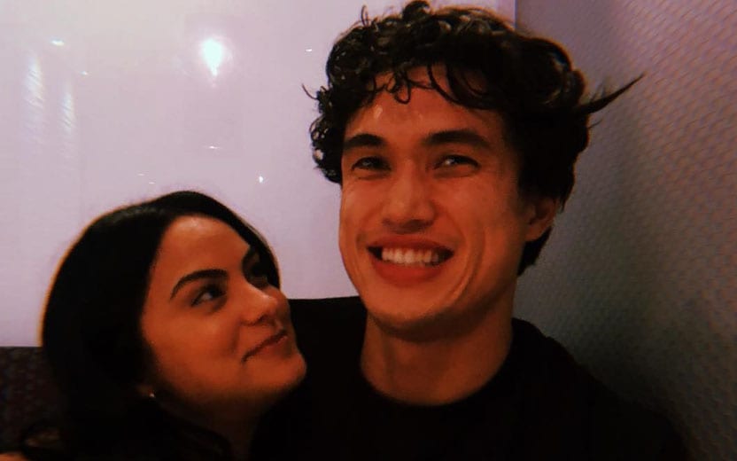 Camila Mendes e Charles Melton