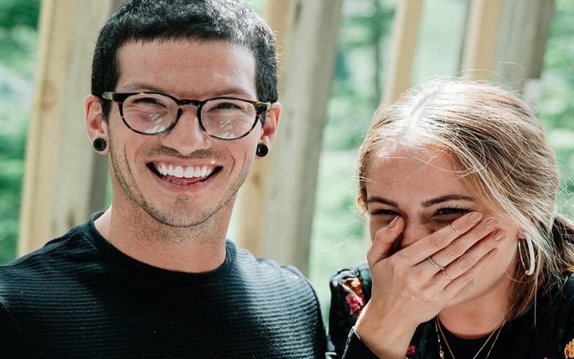 Debby Ryan é pedida em casamento