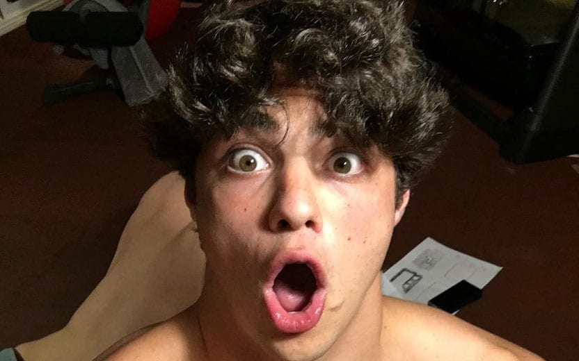 Noah Centineo parado pela polícia