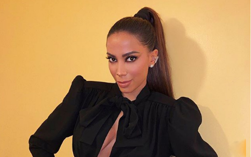cirurgia plástica da Anitta