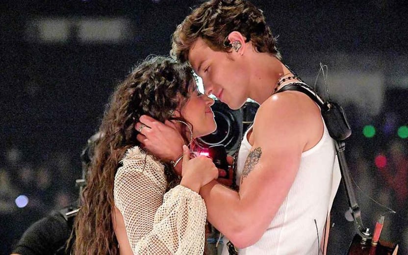 beijo de camila cabello e shawn mendes