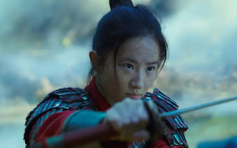 Vídeo dos bastidores de Mulan revela rotina intensa de treinamento da protagonista
