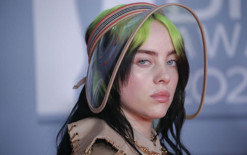 Billie Eilish vai longe demais e combina nail art com o look inteirinho!