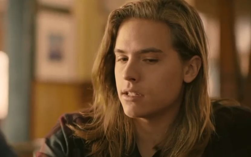 Dylan Sprouse divulga trailer de seu novo filme, Banana Split