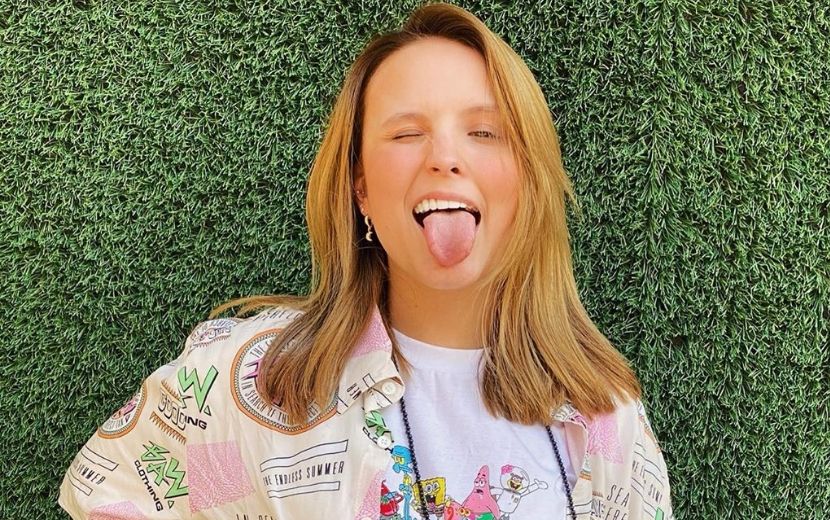 Musa! Larissa Manoela reúne seus 10 cachorrinhos e dá dicas para a quarentena