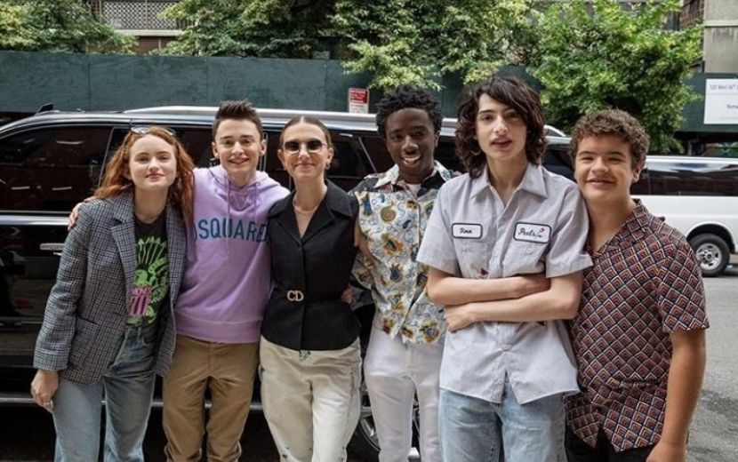 Elenco de Stranger Things testa superpoderes e canta muito no Carpool Karaoke