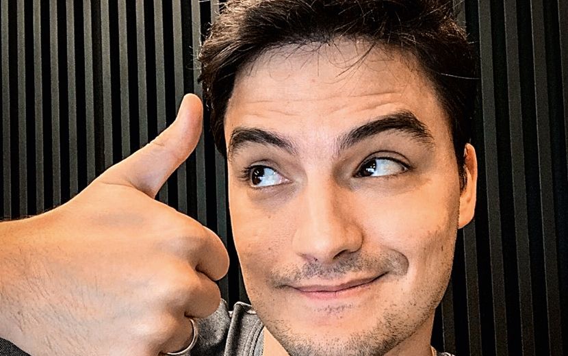 Felipe Neto atualiza a definição de desejo de consumo com chuveiro high-tech: "Descobri que tem bluetooth"