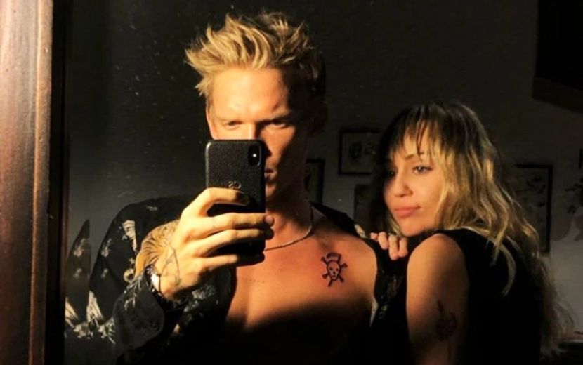 Miley Cyrus e Cody Simpson distribuem comida para profissionais da saúde