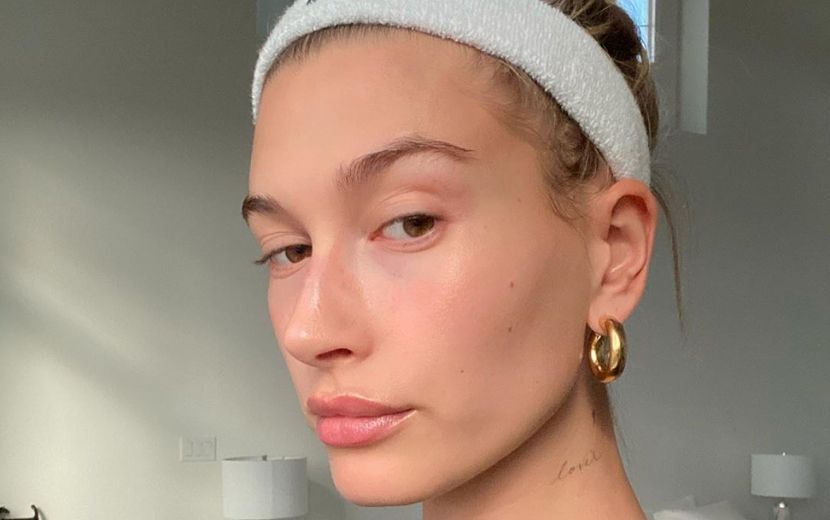 Hailey Bieber dá dicas de pequenos hábitos para adicionar em sua rotina de skincare