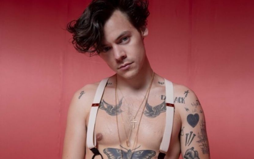 Novas músicas? Harry Styles revela estar compondo durante a quarentena!