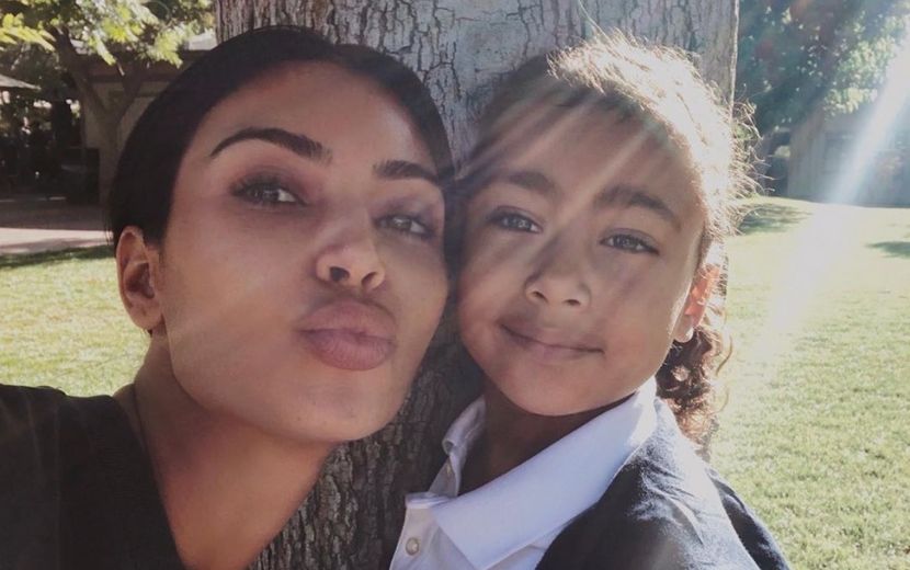 Em vídeo hilário, North West interrompe Kim Kardashian e diz: "Você deveria cuidar mais dos seus filhos"