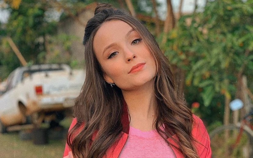 Larissa Manoela pinta o cabelo de laranja e brinca: "Enlouqueci!"