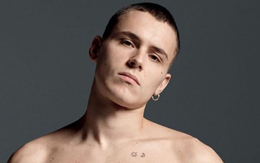 O Ander de Elite sem camisa nesta campanha de modas é tudo pra gente!