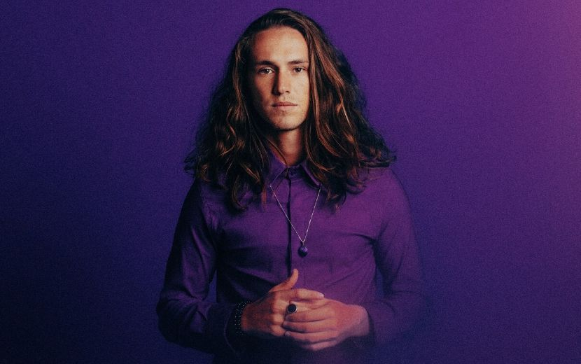 Vitor Kley lança nova música e avisa: "É um abraço pra todo mundo que tá em casa"