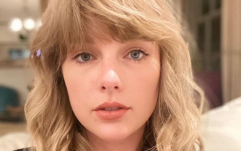 Taylor Swift se emociona com história de fã e surpreende com presente super fofo