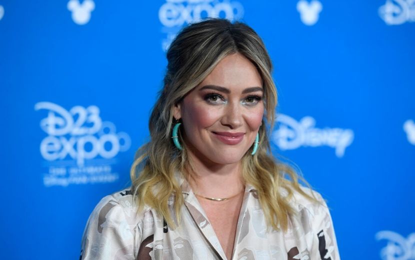 Hilary Duff é falsamente acusa de tráfico infantil e se pronuncia: "Isso é nojento"