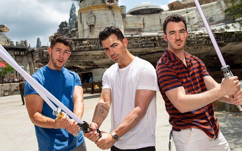 Churrasco com os Jonas Brothers? Irmãos vão sortear presença em festinha particular!